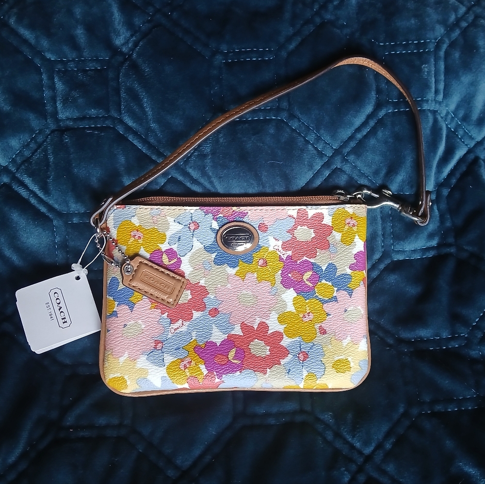 COACH 51205 Peyton RARE Floral Flower Wristlet Zip Top Wallet Strap NEW Tags